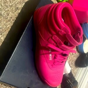 Reeboks hot pink in great condition